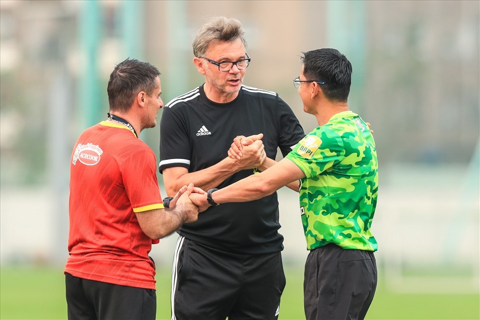 Từ huấn luyện viên Troussier, Kiatisak đến U23 Việt Nam