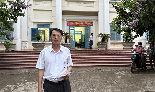Ông Nguyễn Hữu Quảng (nguyên Chủ tịch UBND xã Ya Tờ Mốt) tại trụ sở TAND huyện Ea Súp. Ảnh: Bảo Trung