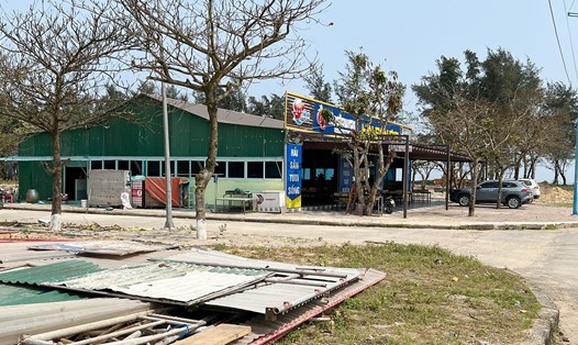 Thị xã Cửa Lò đã cấp phép xây dựng cho hàng trăm ki ốt dịch vụ ăn uống khang trang phía Tây đường Bình Minh. Ảnh: Quang Đại