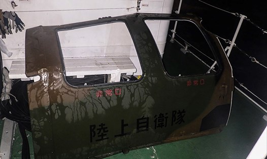 Mảnh vỡ trực thăng Nhật Bản được tìm thấy. Ảnh: AFP
