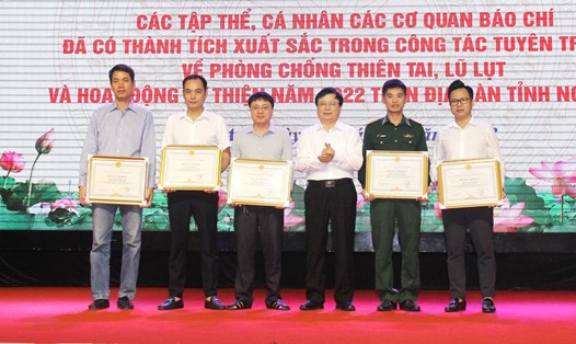 UBND tỉnh Nghệ An tặng bằng khen cho 5 cá nhân có thành tích trong công tác tuyên truyền về phòng, chống thiên tai và hoạt động từ thiện năm 2022. Ảnh: Mai Hoa
