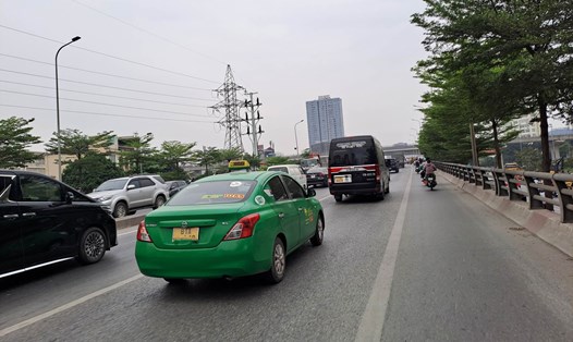 Xe taxi biển ngoại tỉnh đang hoạt động tại Hà Nội. Ảnh: Minh Hạnh