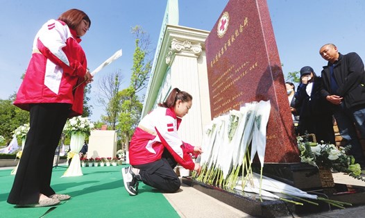 Gần 100 người tập trung tại nghĩa trang Lianhua ở Meishan, tỉnh Tứ Xuyên, Trung Quốc, để bày tỏ lòng tiếc thương sâu sắc với những người hiến tạng, ngày 4.4.2023. Ảnh: Global Times