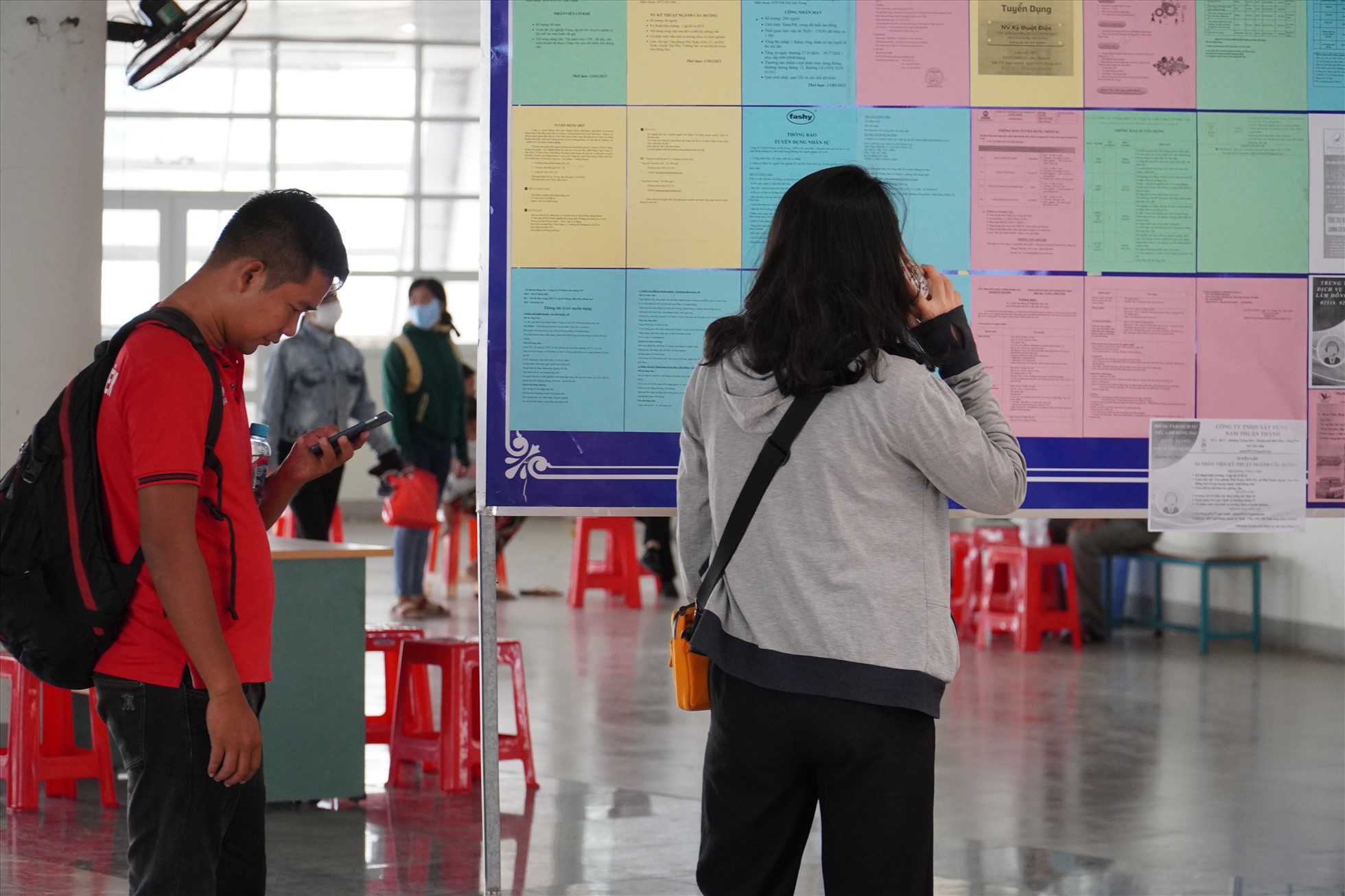 Người lao động tìm kiếm việc làm tại sàn giao dịch việc làm tỉnh Đồng Nai. Ảnh: Hà Anh Chiến