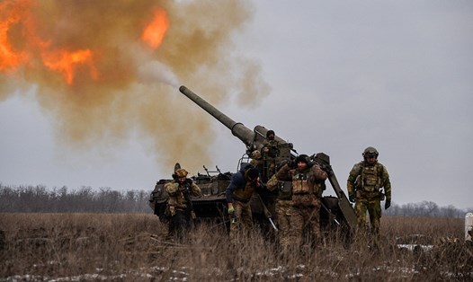 Binh sĩ Ukraina bắn pháo về phía lực lượng Nga ở Bakhmut, ngày 5.2.2023. Ảnh: Xinhua