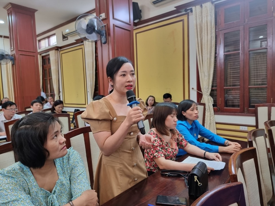 Người lao động ngành Nông nghiệp và Phát triển Nông thôn Hà Nội đặt câu hỏi tại buổi đối thoại chủ đề “Những điều cần biết về Đại hội Công đoàn và chế độ, chính sách liên quan đến người lao động”. Ảnh: Mai Quý