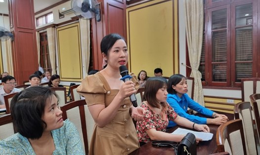 Người lao động ngành Nông nghiệp và Phát triển Nông thôn Hà Nội đặt câu hỏi tại buổi đối thoại chủ đề “Những điều cần biết về Đại hội Công đoàn và chế độ, chính sách liên quan đến người lao động”. Ảnh: Mai Quý