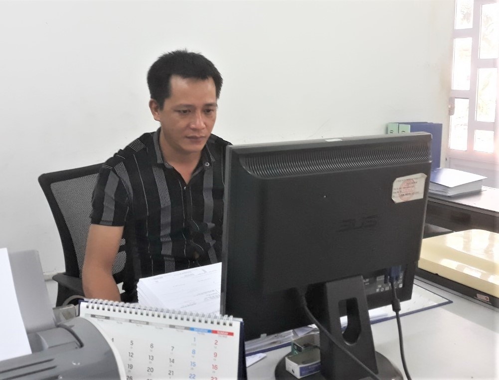 Anh Nguyễn Đức Thịnh - nhân viên Công ty TNHH Đại Thành Huy đã nhận tiền hỗ trợ theo Quyết định 6696 của Tổng LĐLĐVN. Ảnh: Nam Dương