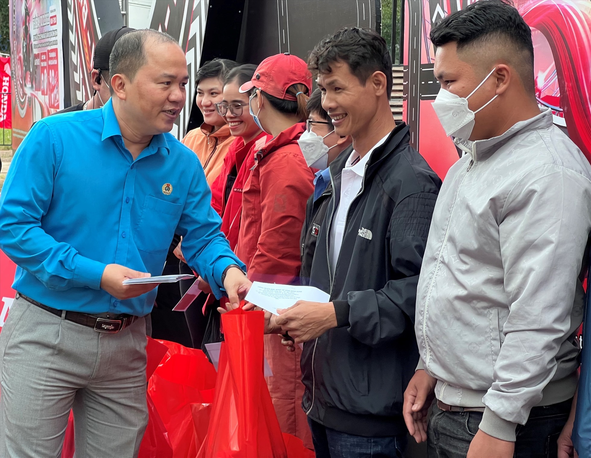 Cán bộ Công đoàn Khu Kinh tế Bình Định trao quà cho công nhân đang gặp khó khăn do mất việc làm. Ảnh: Xuân Nhàn.