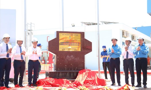 Trạm biến áp 500kV Vân Phong và đấu nối là công trình đầu tiên gắn biển chào mừng Đại hội XIII Công đoàn Việt Nam nhiệm kỳ 2023 - 2028. Ảnh: Phương Linh