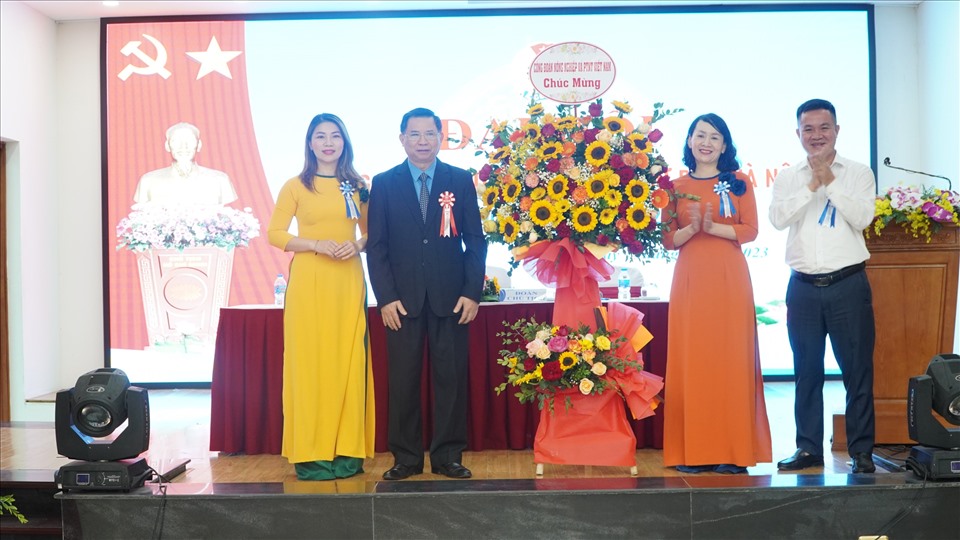 Ông Vũ Xuân Thuỷ - Uỷ viên Đoàn chủ tịch Tổng Liên đoàn Lao động Việt Nam, Chủ tịch Công đoàn ngành Nông nghiệp và Phát triển Nông thôn Việt Nam (thứ hai từ trái sang) tại Đại hội Công đoàn trường Cao đẳng Cơ điện Hà Nội. Ảnh: Hương Mai