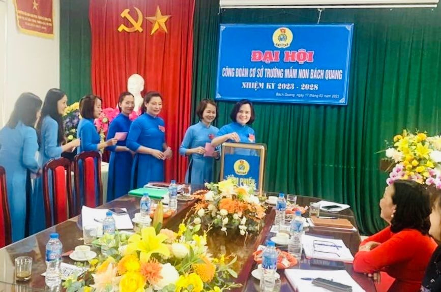 Các đại biểu bỏ phiếu bầu Ban Chấp hành tại Đại hội Công đoàn cơ sơ Trường mầm non Bách Quang, TP.Sông Công, tỉnh Thái Nguyên. Ảnh: Công đoàn TP.Sông Công