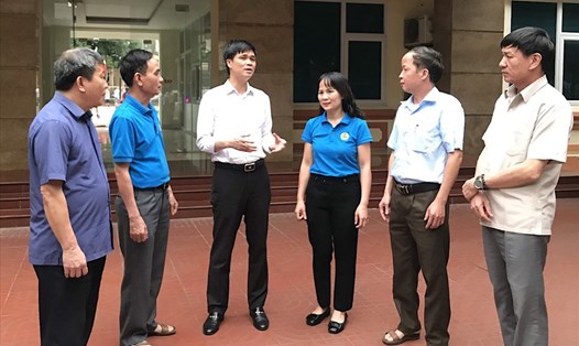 Phó Chủ tịch Tổng LĐLĐVN Ngọ Duy Hiểu (thứ 3, từ trái sang) trao đổi với cán bộ  LĐLĐ tỉnh Tuyên Quang. Ảnh: Công đoàn Tuyên Quang