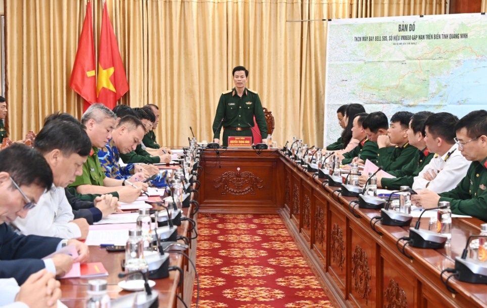 Trung tướng Nguyễn Trọng Bình, Phó Tổng Tham mưu trưởng Quân đội Nhân dân Việt Nam chủ trì cuộc họp rút kinh nghiệm công tác cứu hộ - cứu nạn. Ảnh: Cổng TTĐT Quảng Ninh
