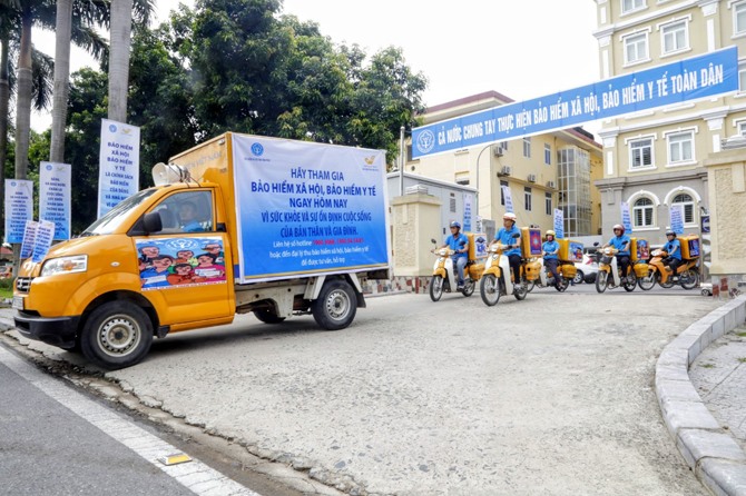 Tuyên truyền tư vấn và phát triển đối tượng tham gia BHXH tự nguyện,
BHYT hộ gia đình trên địa bàn thành phố Vĩnh Yên, Vĩnh Phúc. Ảnh: BHXH