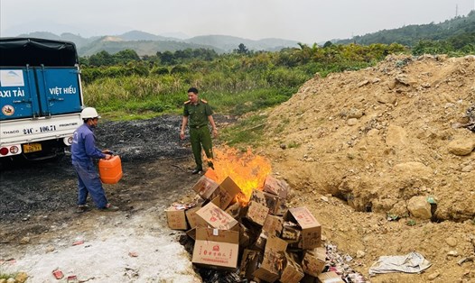 Cơ quan Công an tỉnh Lào Cai vừa tiến hành tiêu huỷ 360kg viên trà đường đen và hơn 2000 chân gà không nguồn gốc xuất xứ. Ảnh: Thanh Tuấn.