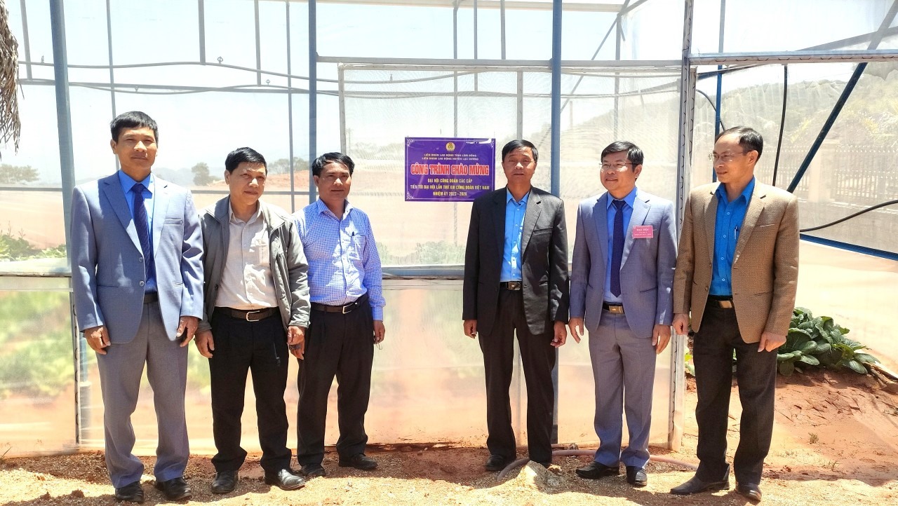 Bàn giao công trình “Nhà kính trồng rau an toàn cho giáo viên và học sinh bán trú” Trường THCS Đưng K’Nớ, huyện Lạc Dương (Lâm Đồng). Ảnh: Đức Thiệm