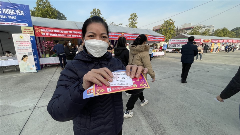 Người lao động có hoàn cảnh khó khăn được nhận phiếu mua hàng 0 đồng từ tổ chức Công đoàn. Ảnh: Hà Anh