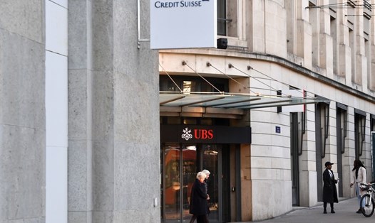 Logo của ngân hàng Credit Suisse và ngân hàng UBS tại Geneva, Thụy Sĩ. Ảnh: Xinhua
