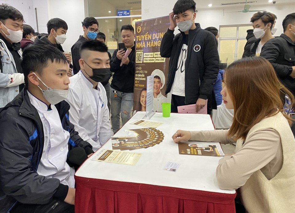 Người lao động tới Trung tâm dịch vụ việc làm Hà Nội để kiếm việc làm mới. Ảnh: Lương Hạnh