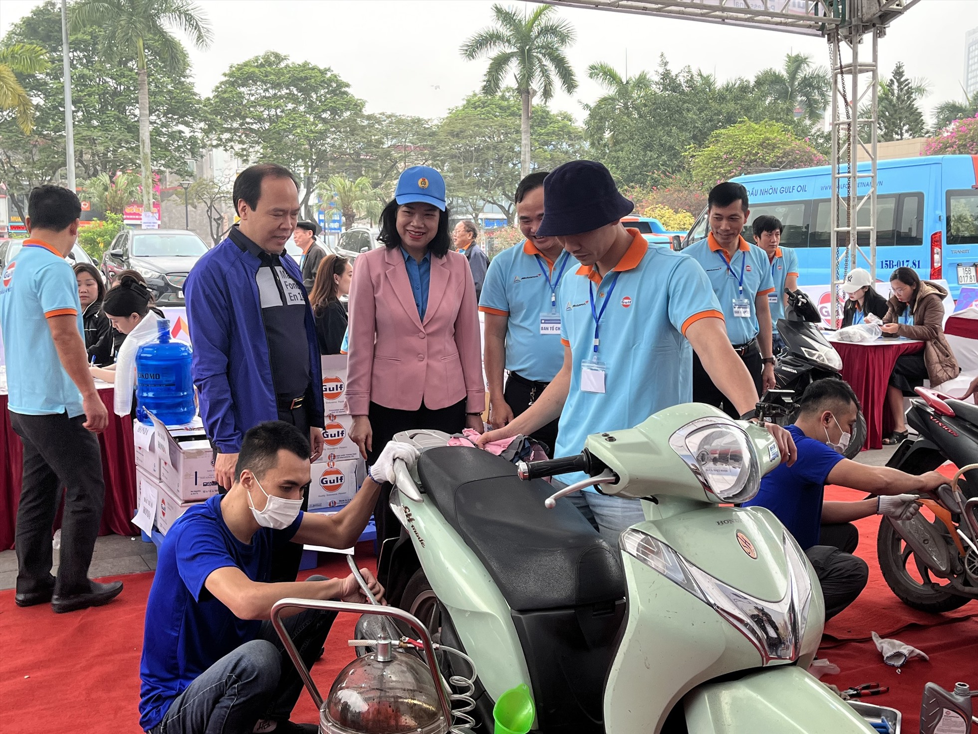 Liên đoàn Lao động Hải Phòng thí điểm thay dầu xe miễn phí cho công nhân lao động. Ảnh: Vũ Thu Trang