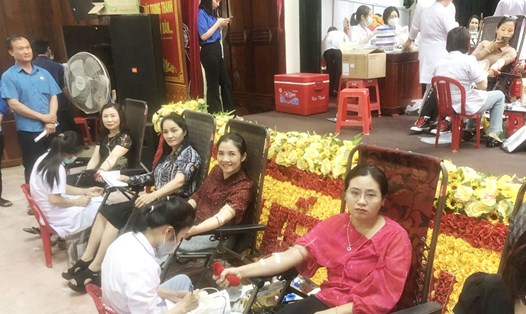 Các tình nguyện viên ở huyện Thạch Hà tham gia hiến máu. Ảnh: Công đoàn.