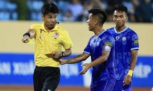 Trọng tài Trương Hồng Vũ điều khiển trận đấu giữa câu lạc bộ Nam Định và Khánh Hoà. Ảnh: VPF