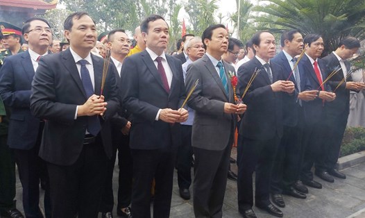 Phó Thủ tướng Chính phủ Trần Lưu Quang (thứ 2 từ trái qua) và Phó Thủ tướng Trần Hồng Hà (thứ 3 từ trái qua) dâng hương tưởng niệm 55 năm ngày 53 liệt sĩ hi sinh tại Cầu Nhe. Ảnh: Trần Tuấn.