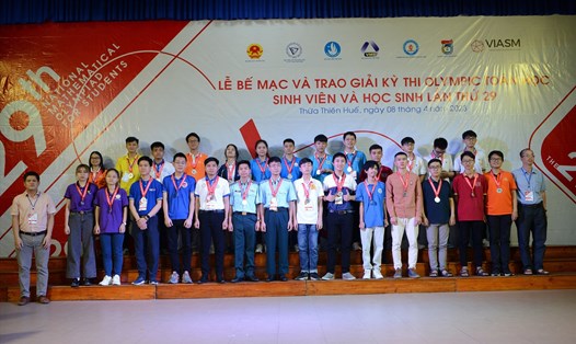 Trao giải cho các thí sinh đạt giải tại Kỳ thi Olympic Toán học sinh viên và học sinh năm 2023. Ảnh: Quảng An.
