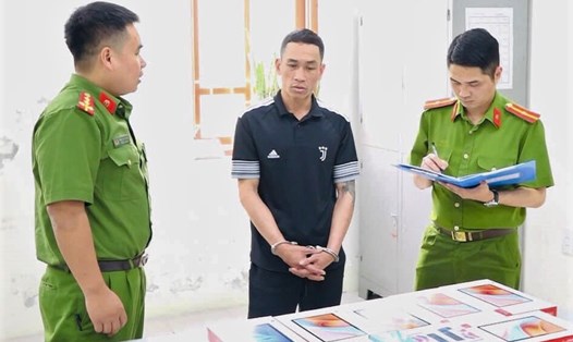 Đối tượng Nguyễn Nhật Trường bị Công an thành phố Tam Điệp, Ninh Bình bắt giữ cùng tang vật. Ảnh: Diệu Anh