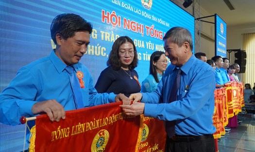 Phó Chủ tịch Thường trực Tổng LĐLĐ Việt Nam Trần Thanh Hải trao khen thưởng cho các cá nhân tập thể. Ảnh: Hà Anh Chiến