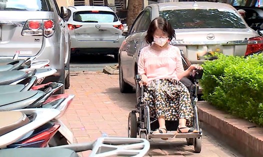 Người khuyết tật vẫn bị hạn chế khi tham gia giao thông. Ảnh: Minh Hạnh