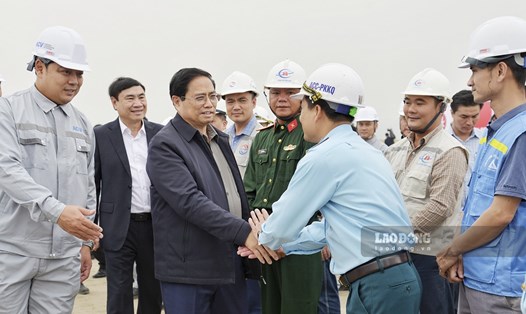 Thủ tướng Phạm Minh Chính kiểm tra dự án Sân bay Điện Biên. Ảnh: Thanh Bình