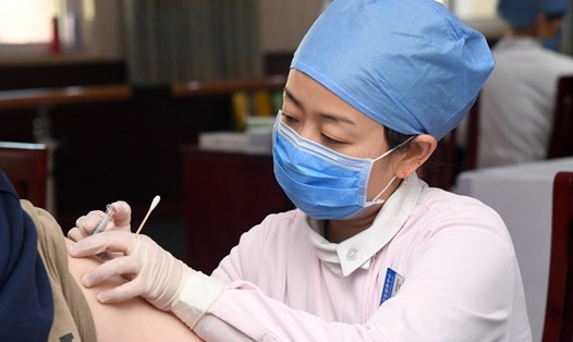 Nhân viên y tế tiêm vaccine COVID-19 cho người dân ở Bắc Kinh, thủ đô của Trung Quốc. Ảnh: Tân Hoa Xã