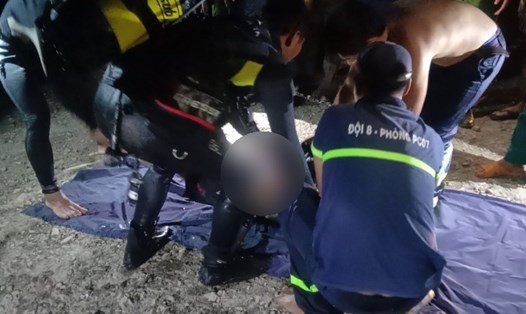 Lực lượng cứu hộ tìm thấy 1 nạn nhân bị đuối nước. Ảnh: Hà Anh Chiến
