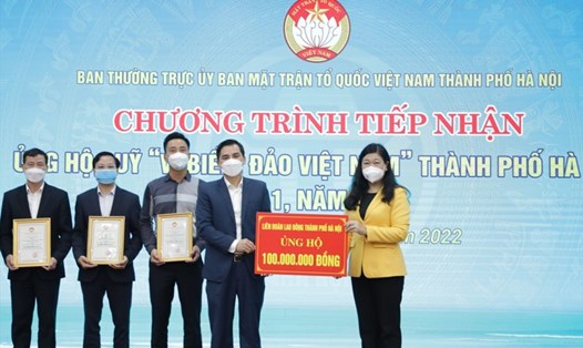 Liên đoàn Lao động thành phố Hà Nội trao ủng hộ Quỹ “Vì biển, đảo Việt Nam”năm 2022. Ảnh: CĐHN