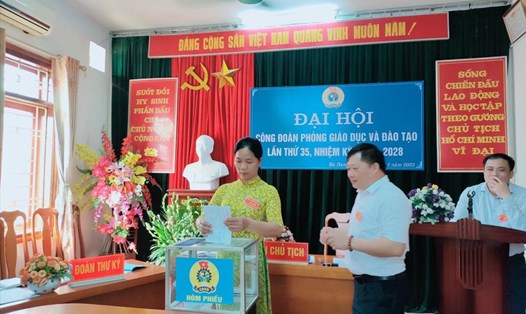 Các đại biểu tham gia bỏ phiếu tại đại hội công đoàn cơ sở thuộc LĐLĐ huyện Na Hang, Tuyên Quang. Ảnh: Công đoàn Na Hang