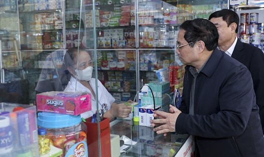 Thủ tướng Phạm Minh Chính kiểm tra đột xuất công tác bảo đảm cung ứng thuốc tại Bệnh viện đa khoa tỉnh Điện Biên. Ảnh: Cổng thông tin Chính phủ