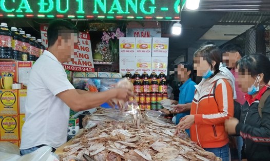 Mua hải sản khô tại một điểm mua bán tại Bà Rịa - Vũng Tàu (hình ảnh minh họa). Ảnh: Vân Anh