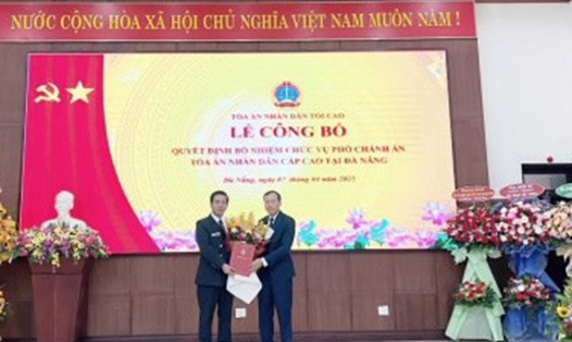 Tân Phó Chánh án TAND Cấp cao tại Đà Nẵng Phạm Việt Cường (trái) nhận quyết định bổ nhiệm. Ảnh: TAND Cấp cao tại Đà Nẵng