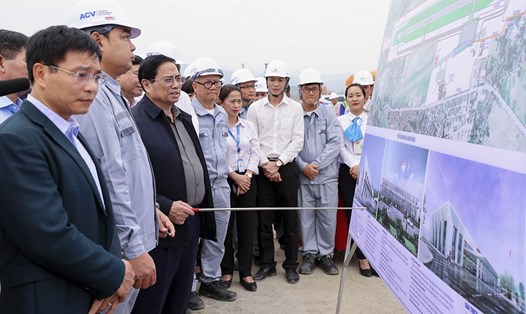 Thủ tướng Chính phủ Phạm Minh Chính đi kiểm tra tại công trường thi công dự án sân bay ngay khi đặt chân đến Điện Biên chiều 8.4. Ảnh: Cổng thông tin Chính phủ