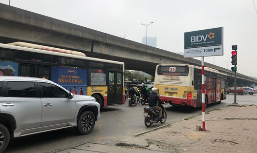 Xe buýt chiếm hết làn đường dành cho các phương tiện rẽ phải tại ngã 4 Phạm Hùng - Nguyễn Hoàng sáng 9.4. Ảnh: Hoa Lệ