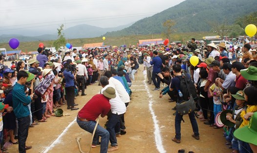 Người dân và du khách cổ vũ trò chơi dân gian kéo co tại một lễ khai hội chùa Hương Tích ở Hà Tĩnh. Ảnh: Trần Tuấn.
