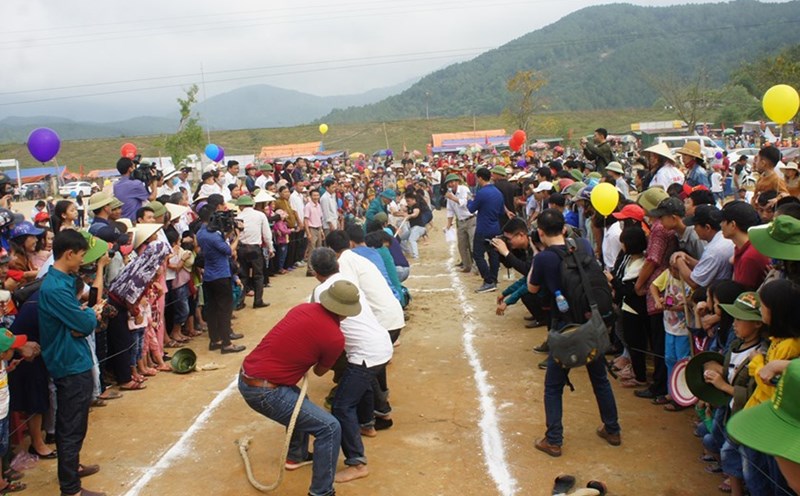 Người dân và du khách cổ vũ trò chơi dân gian kéo co tại một lễ khai hội chùa Hương Tích ở Hà Tĩnh. Ảnh: Trần Tuấn.
