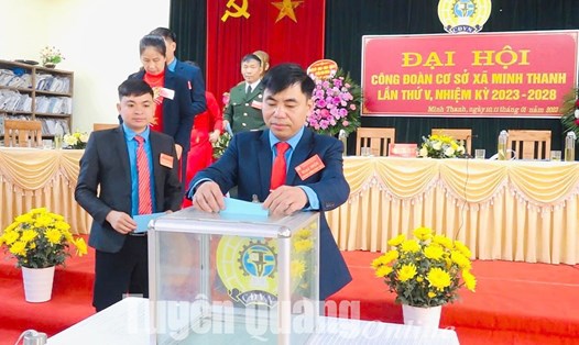 Các đại biểu bỏ phiếu bầu Ban chấp hành Công đoàn cơ sở xã Minh Thanh (Sơn Dương) nhiệm kỳ 2023-2028. 
Ảnh: Công đoàn Sơn Dương