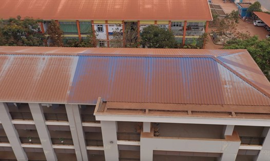 Bụi từ dự án sân bay Long Thành làm mái trường chuyển từ màu xanh sang màu đỏ. Ảnh: Hà Anh Chiến