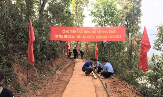 LĐLĐ huyện Mù Cang Chải (Yên Bái) đã làm mới 1 con đường giao thông nông thôn để chào mừng Đại hội Công đoàn huyện. Ảnh: Tâm Thành.