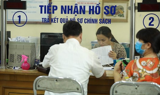 Người dân tới làm thủ tục liên quan đến chế độ bảo hiểm xã hội tại Bảo hiểm xã hội quận Cầu Giấy. Ảnh: Hải Nguyễn
