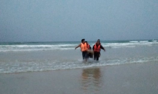 Cơ quan chức năng tìm thấy các nạn nhân bị đuối nước ở khu vực biển Vạn Ninh vào chiều tối ngày 9.4. Ảnh: Phương Linh