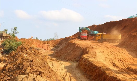 Nguồn vật liệu tại mỏ trên địa bàn tỉnh Bình Định không thiếu, tuy nhiên thủ tục để cấp phép, lấy đất về công trình còn vướng mắc. Ảnh: Hoài Luân